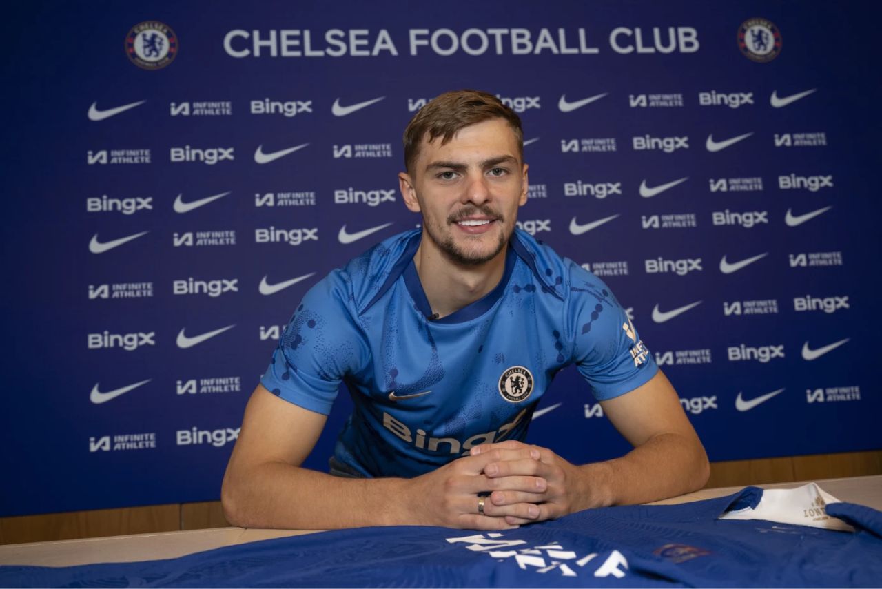 Chelsea anuncia contratação do meia Dewsbury Hall ex Leicester Game