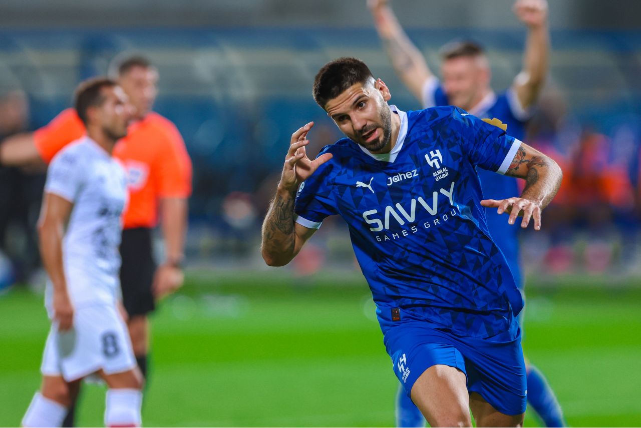 Al Hilal vence o Damac em jogo duas viradas e lidera o Sauditão