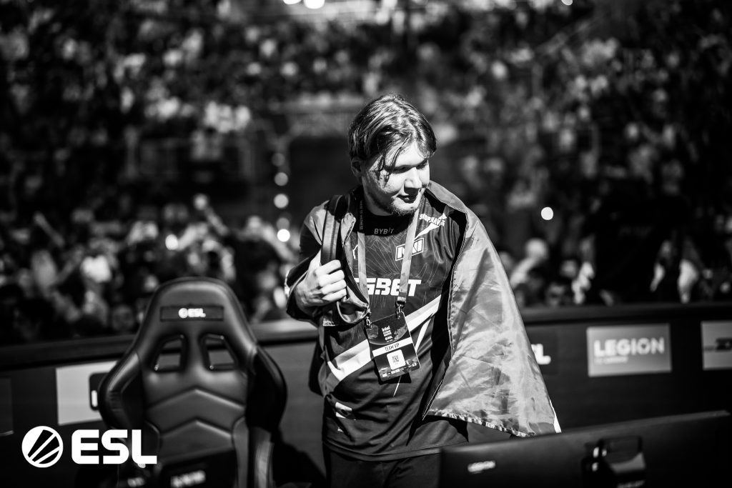 S1mple dá dedo do meio para a torcida; jogador diz que NAVI foi alvo de cuspe