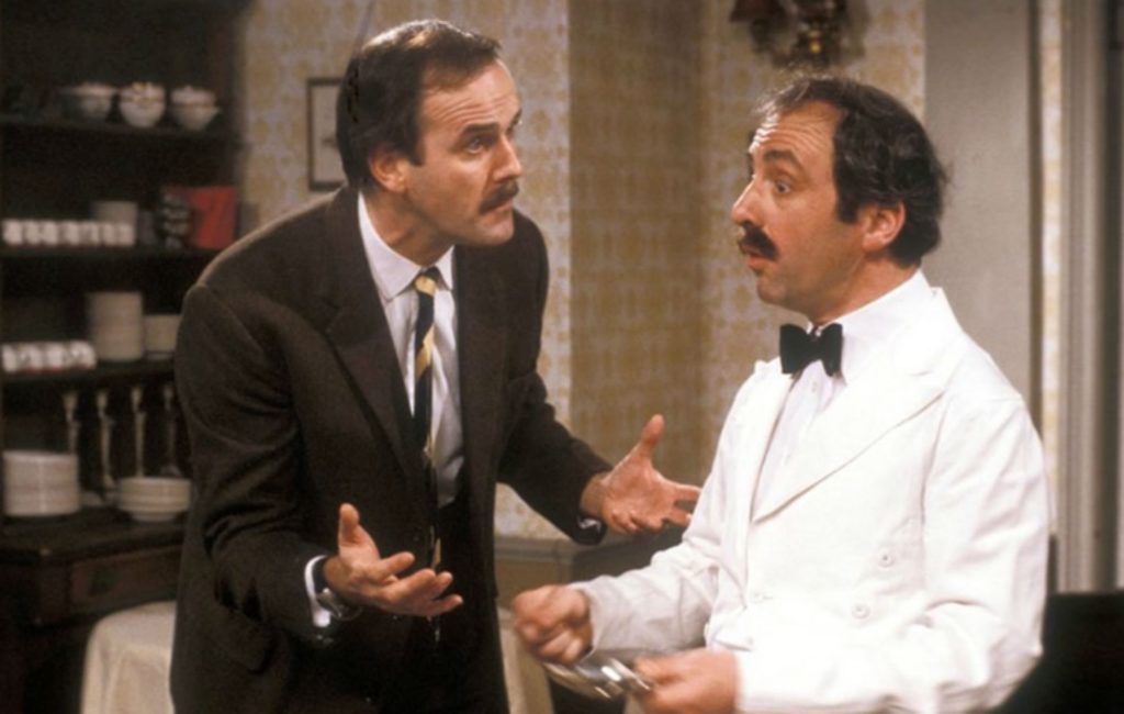 Fawlty Towers: clássico da comédia britânica retorna 40 anos depois