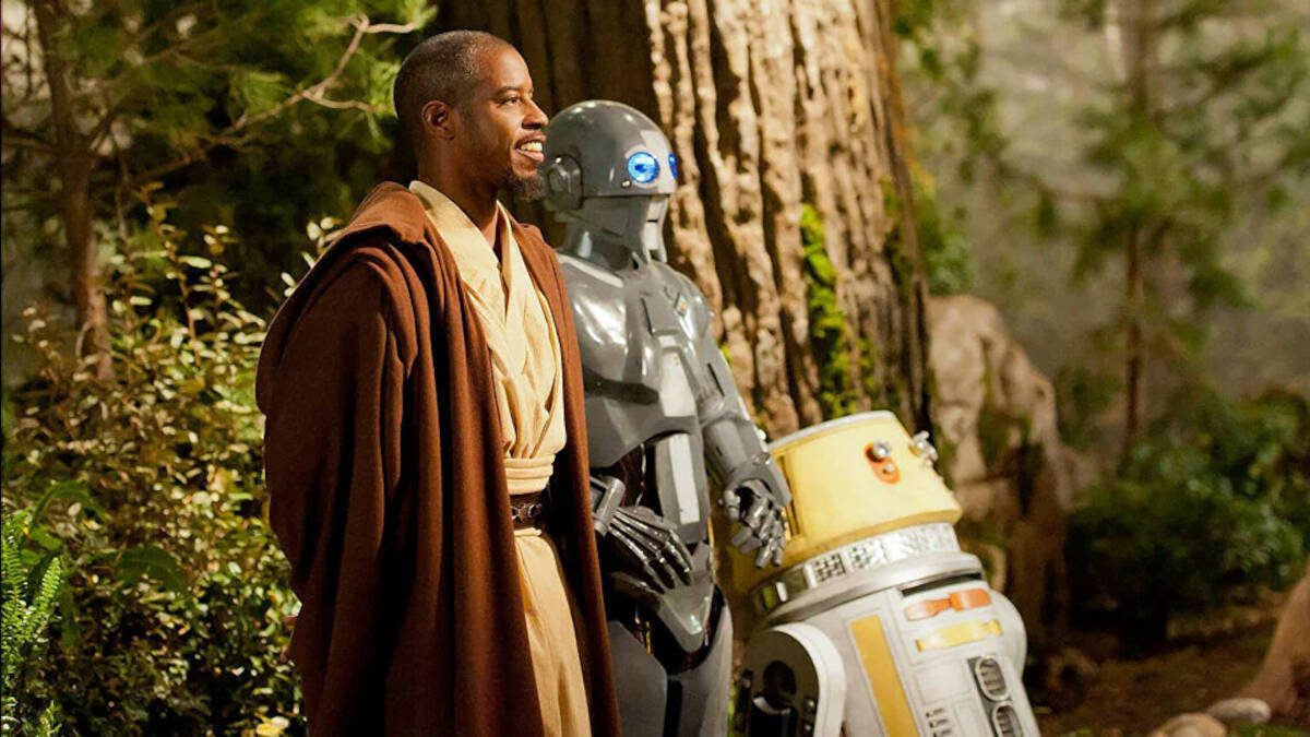 Mestre Jedi Kelleran Beq (Ahmed Best) e os droides AD-3 e LX-R5. (Imagem: Reprodução)