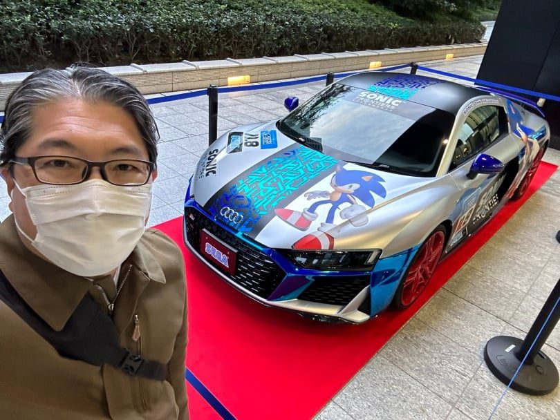 Yuji Naka ao lado de carro personalizado do Sonic
