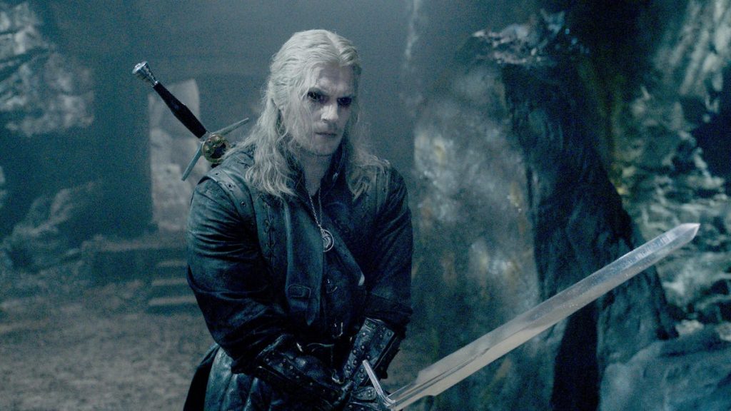 A prévia mostra Geralt de Rivia bebendo uma poção que torna seus olhos escuros e aumenta suas habilidades de combate para enfrentar um inimigo. (Imagem: Reprodução/Netflix)