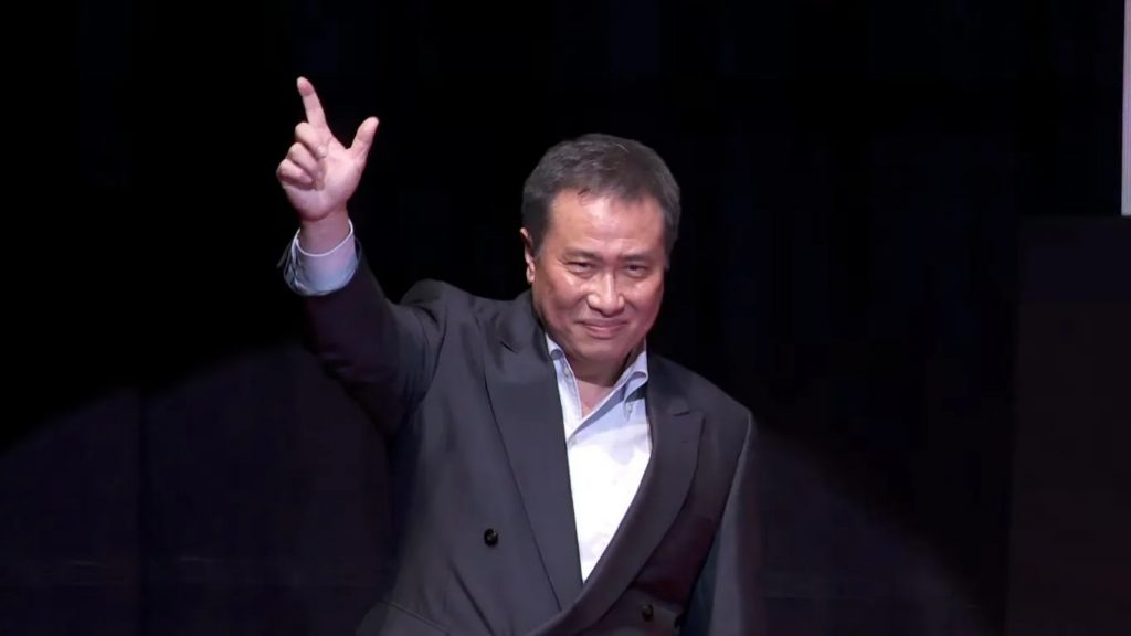 Masami Kurumada, criador de 'Os Cavaleiros do Zodíaco', em evento com o elenco da adaptação em live-action. (Imagem: Reprodução)
