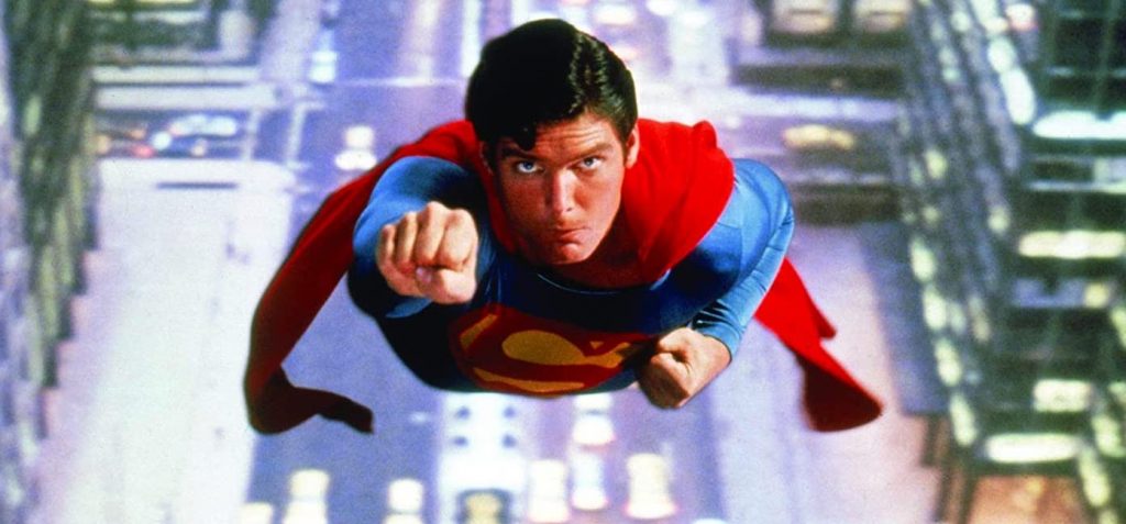 Com direção de Richard Donner, Superman: O Filme tem Christopher Reeve como o Homem de Aço.