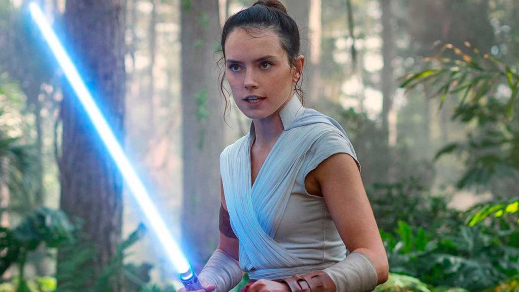 Rey (Daisy Ridley) retorna como Mestre Jedi em nova trilogia de Star Wars no cinema. (Imagem: Reprodução)