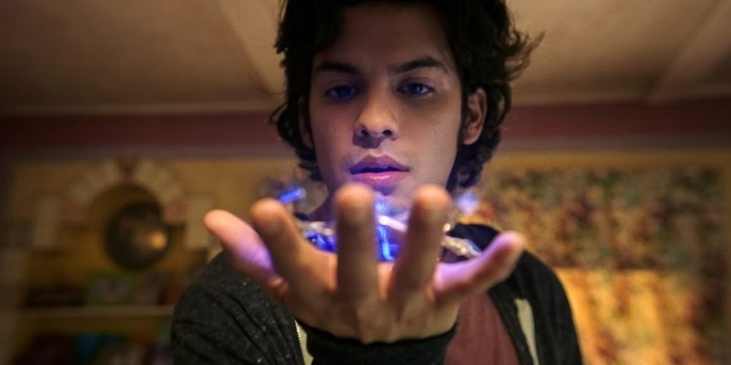 Jamie Reyes (Xolo Maridueña) como o super-herói Besouro Azul. (Imagem: Reprodução/Warner)