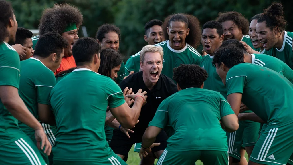 O técnico Thomas Rogen (Michael Fassbender) treina a equipe da Samoa Americana em Next Goal Wins. (Imagem: Reprodução)