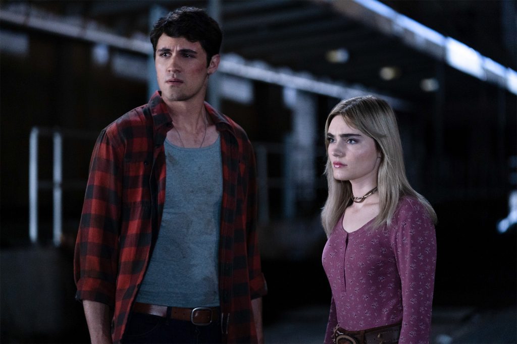 John (Drake Rodger) e Mary (Meg Donnelly) em 'The Winchesters'. (Imagem: Reprodução/The CW)