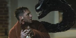 Tom Hardy retorna no papel duplo de Eddie Brock e Venom. (Imagem: Reprodução/Sony)