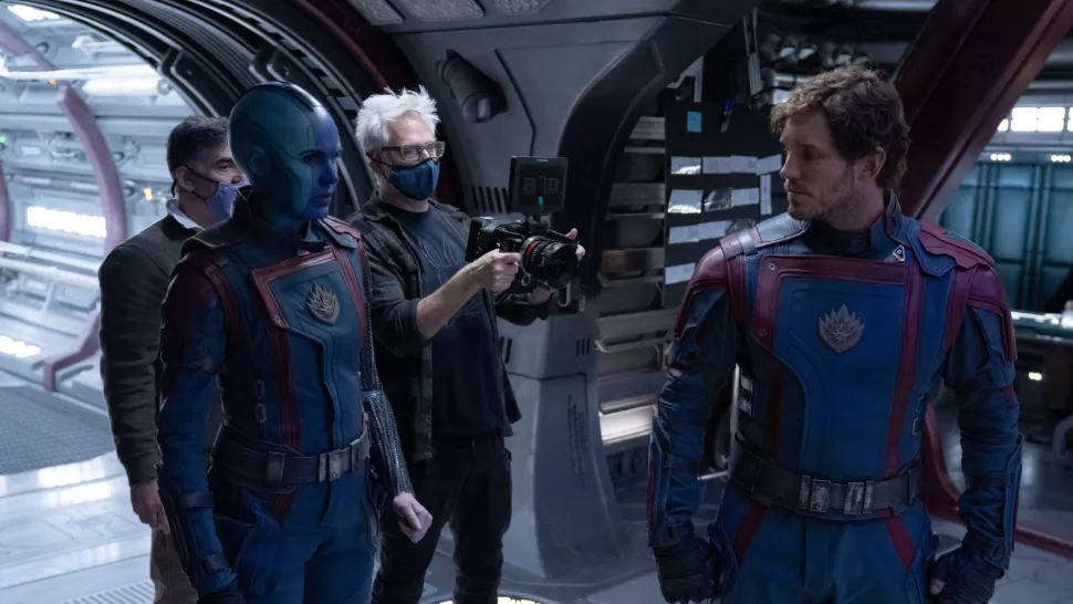 Nebulosa (Karen Gillan) e Senhor das Estrelas (Chris Pratt), com o diretor James Gunn em imagem de bastidores de Guardiões da Galáxia Vol. 3 (Imagem: Reprodução/Marvel/Disney)