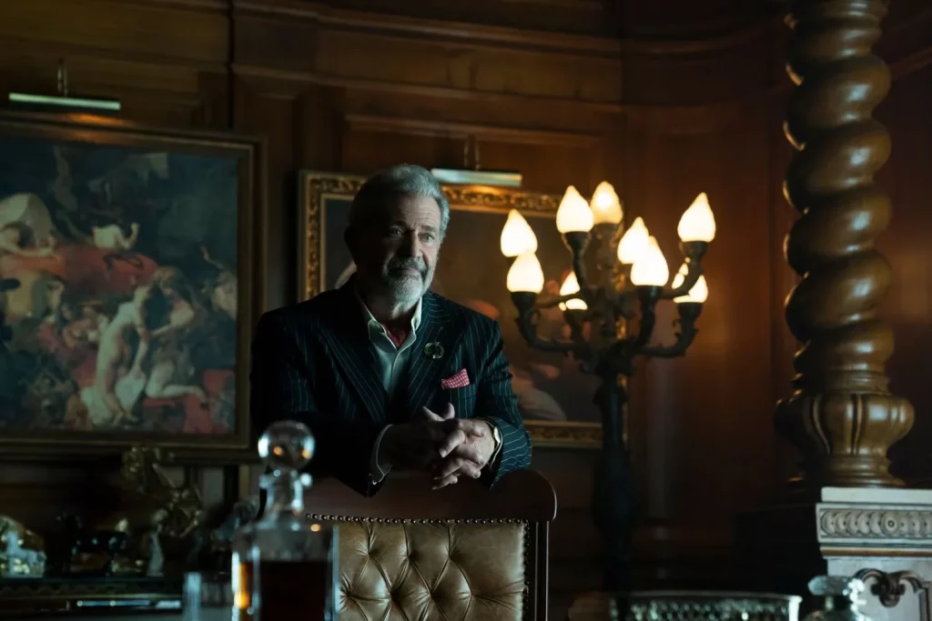 Cormac (Mel Gibson), o chefe do hotel em The Continental