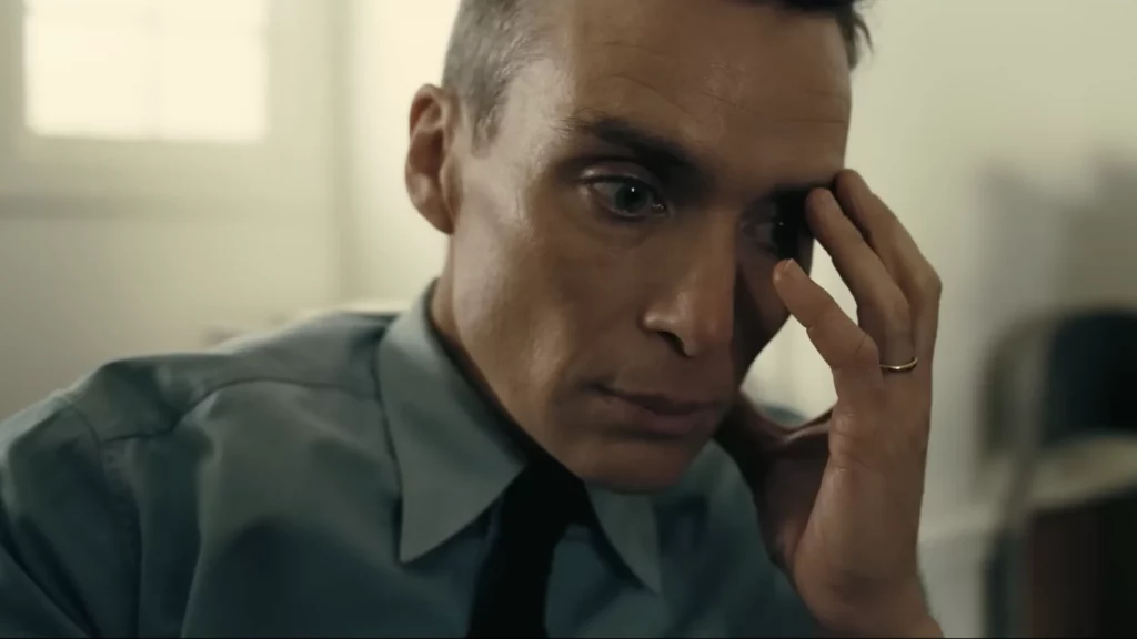 J. Robert Oppenheimer (Cillian Murphy), chefe do Projeto Manhattan, que desenvolveu as primeiras armas nucleares durante a Segunda Guerra Mundial.