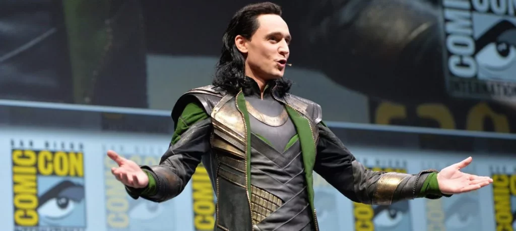 Tom Hiddleston caracterizado como Loki no painel da Marvel no Hall H da Comic-Con: tradição de anunciar próximas produções foi afetada pela greve dos roteiristas