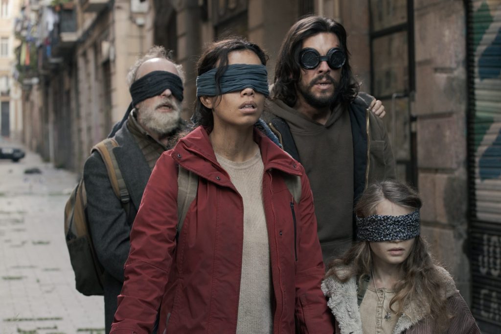 No novo derivado de Bird Box, Sebastian e sua filha Anna tentam sobreviver nas ruas desoladas de Barcelona, na Espanha.