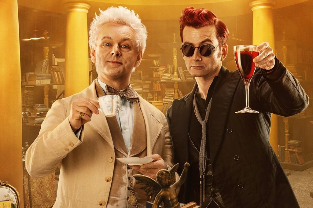 O anjo Aziraphale (Michael Sheen) e o demônio Crowley (David Tennant)