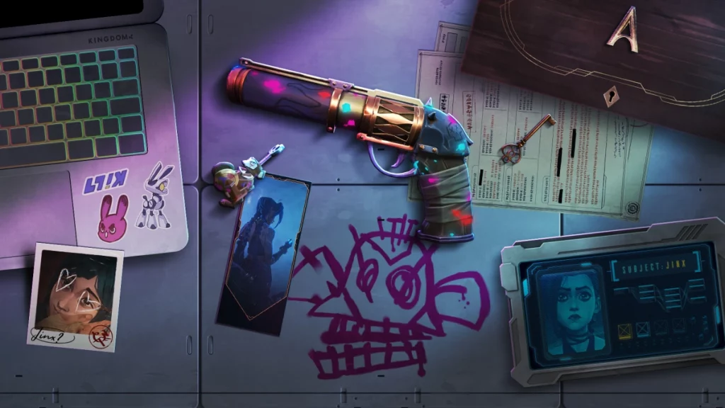 Ilustração de cima de uma mesa com notebook, chaveiro, foto de Powder e Jinx, com arma inspirada na campeã de LoL Jinx e ficha do Gatilho Desenfreado Jinx. Arcane