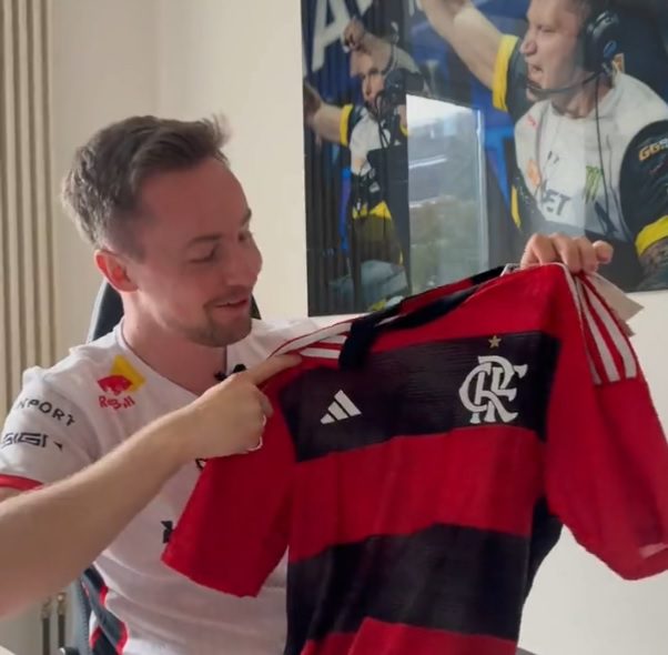 CS:GO: cadiaN canta hino do Flamengo e é presenteado com camisa