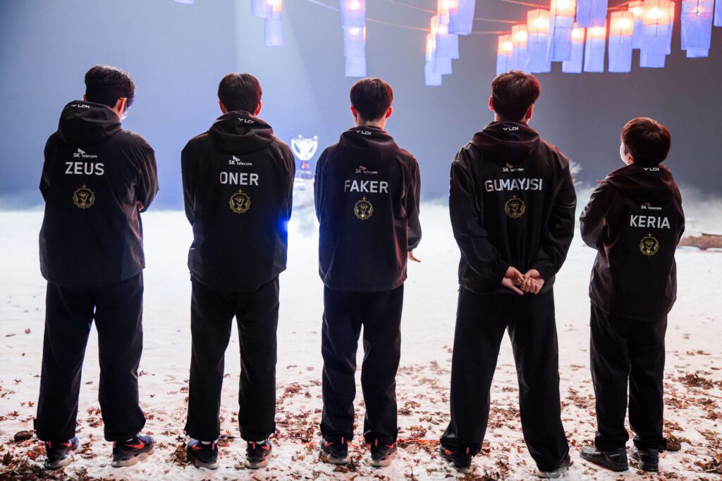 Mundial LoL 2024: T1, equipe de Faker, tem estreia amarga em Fase Suíça