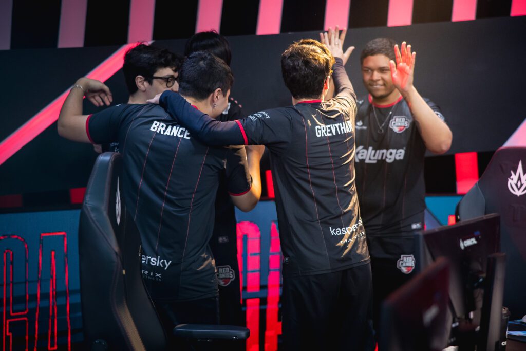 LoL: LOUD consegue vaga nos playoffs por causa de RED