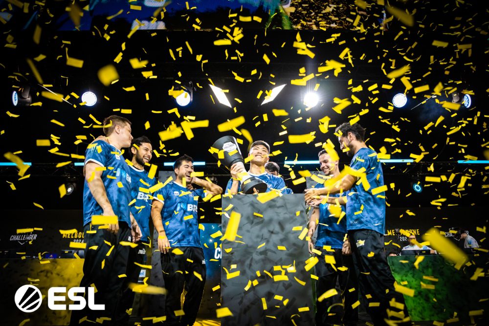 Time do MIBR levantando o troféu da ESL Challenger Melbourne.