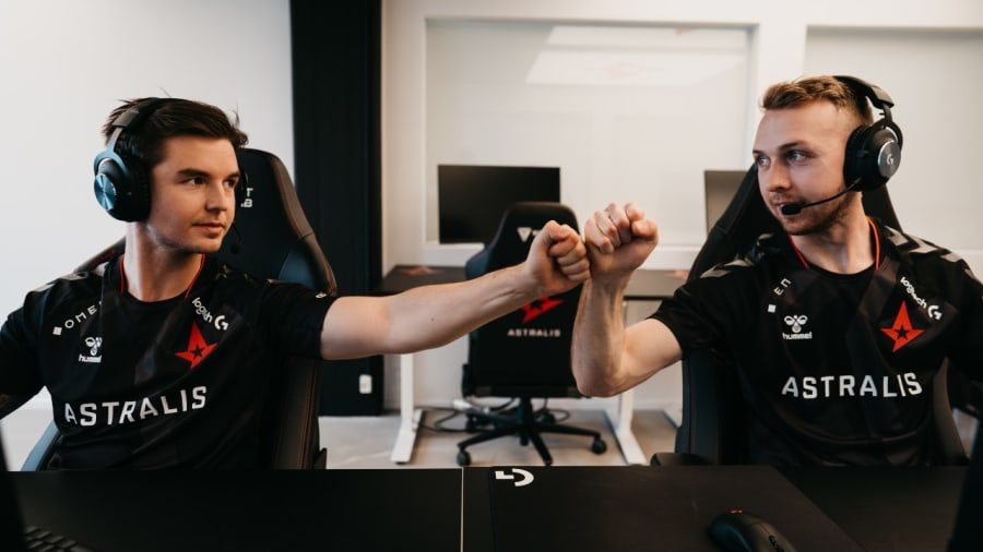 Gla1ve e dev1ce comemorando nos tempos de Astralis.