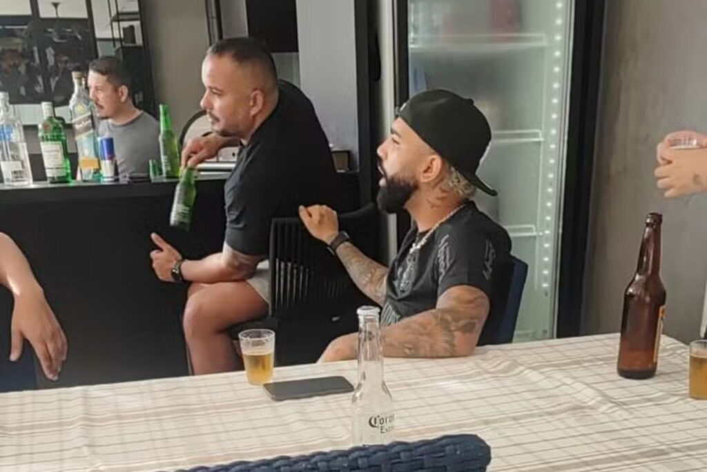 Gabigol vestiu camisa do Corinthians em encontro com amigos (Foto: Reprodução)