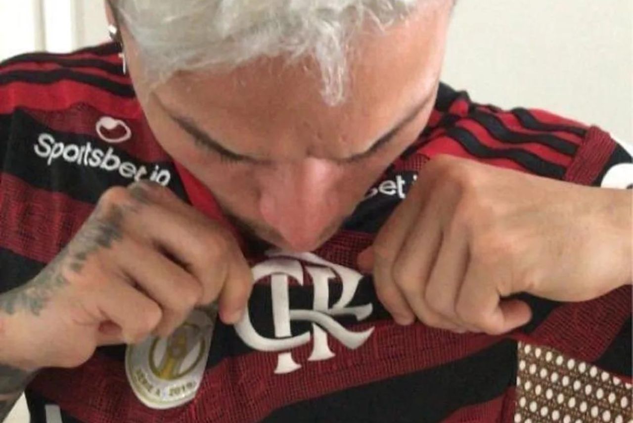 Artur vestiu camisa do Flamengo e beijou escudo (Foto: Reprodução)