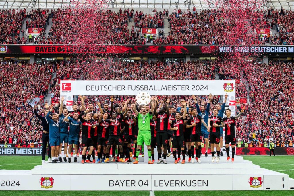 Elenco do Bayer Leverkusen com a taça do título invicto da Bundesliga 2023/24