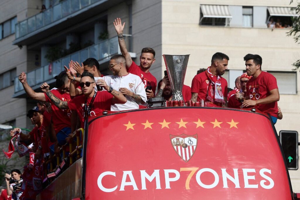 Sevilla comemorando sétimo título da Europa League