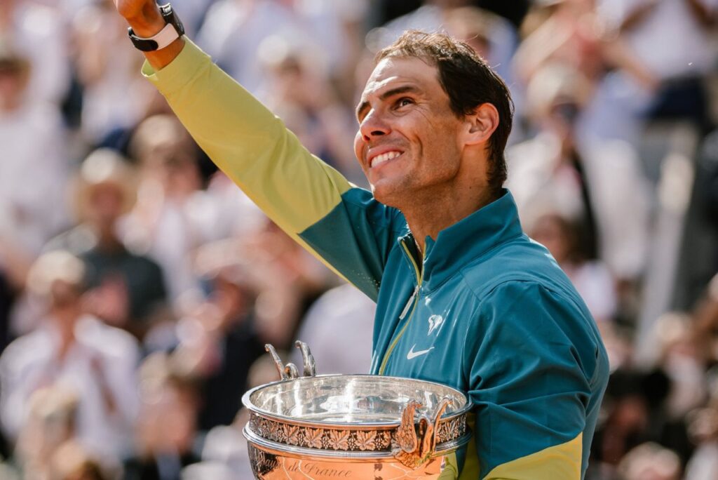 Tenista Rafael Nadal com taça do torneio de Roland Garros