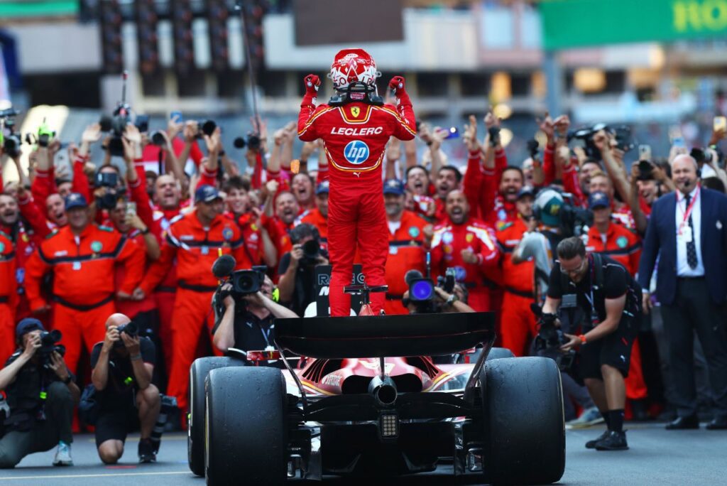 Charles Leclerc em cima de sua Ferrari, comemorando vitória no GP de Mônaco de Fórmula 1 2024