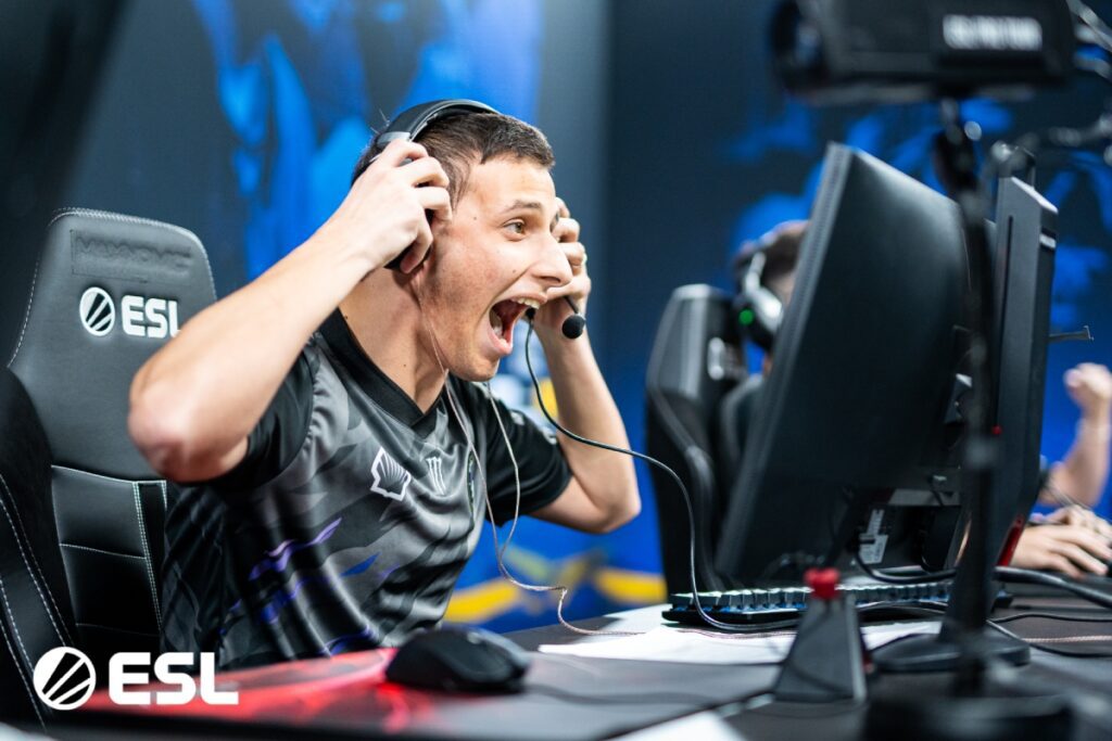 Jogador da 9z, max comemora vitória na IEM Dallas 2024.