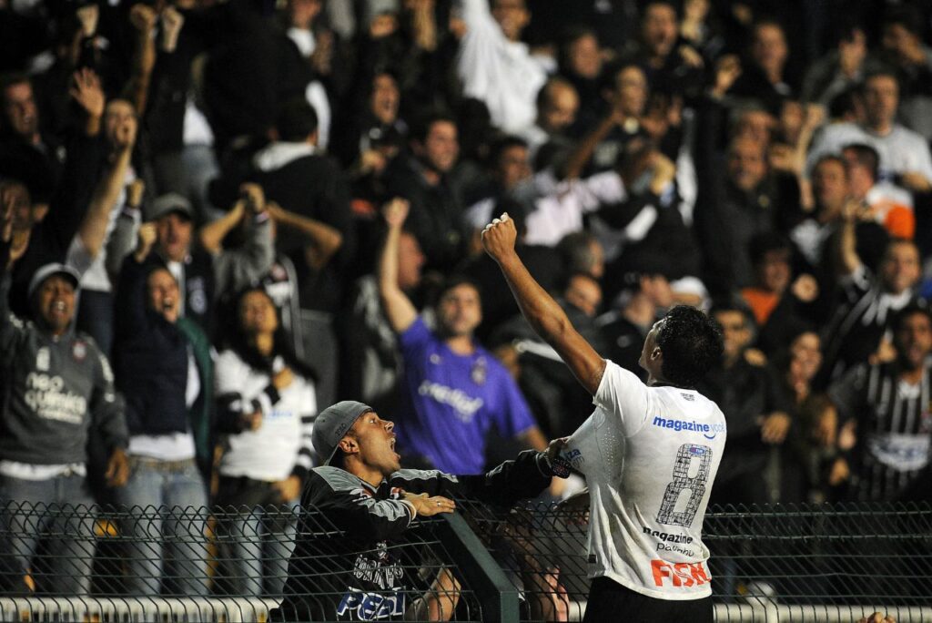 Paulinho comemora gol histórico contra o Vasco