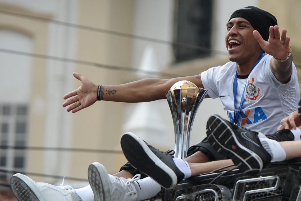 Paulinho com a taça do Mundial de Clubes