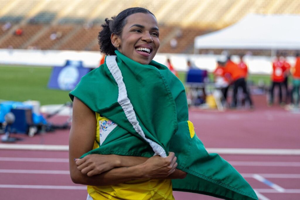 Paralimpíada: Rayane Soares abraçada à bandeira do Brasil no Mundial de Atletismo Paralímpico