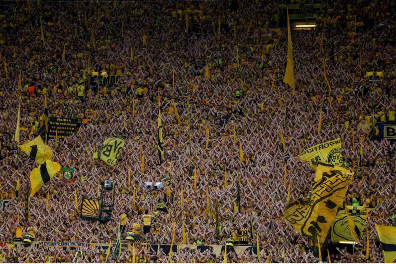 Torcida do Borussia Dortmund marcando presença na Liga dos Campeões (Foto: Odd Andersen/AFP)