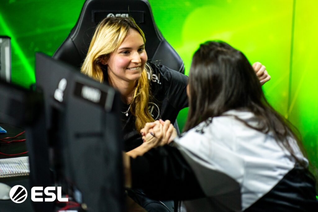 Poppins e yungher comemoram vitória do Fluxo em partida da ESL Impact 5.