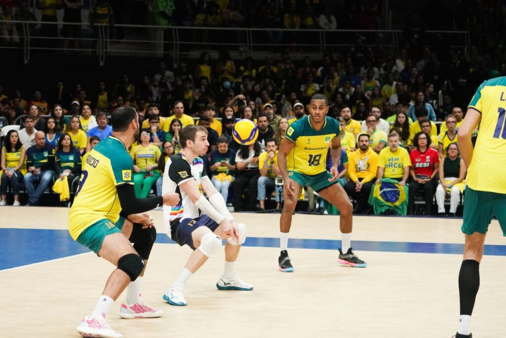 Maurício Borges, Thales Hoss e Ricardo Lucarelli no jogo Brasil x Itália na VNL 2024