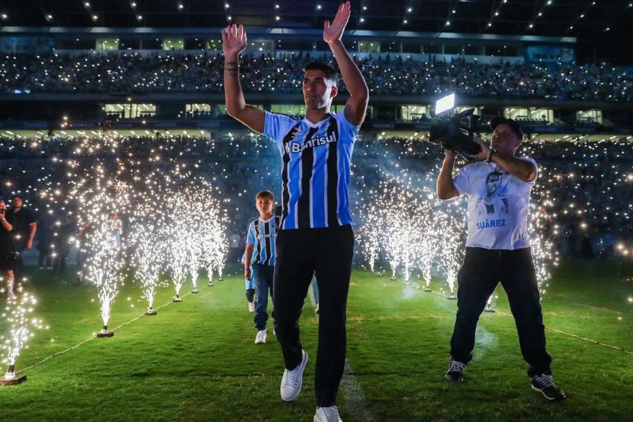 Apresentação de Suárez no Grêmio em 2023 (Foto: Lucas Uebel/Grêmio)