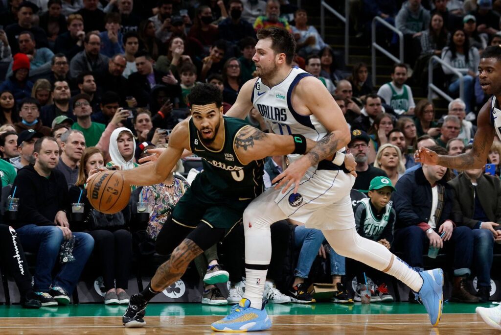 Tatum e Doncic são os grandes nomes da decisão da NBA (Foto: Winslow Townson/Getty Images via AFP)