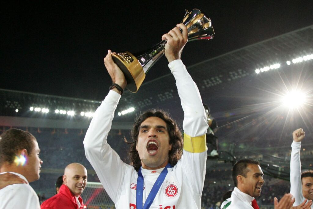 Fernandão com a taça do Mundial de Clubes