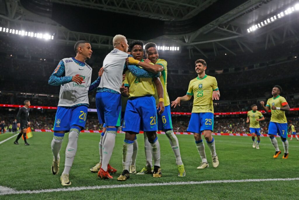 Endrick e jogadores da Seleção Brasileira comemoram gol em amistoso contra a Espanha em 2024