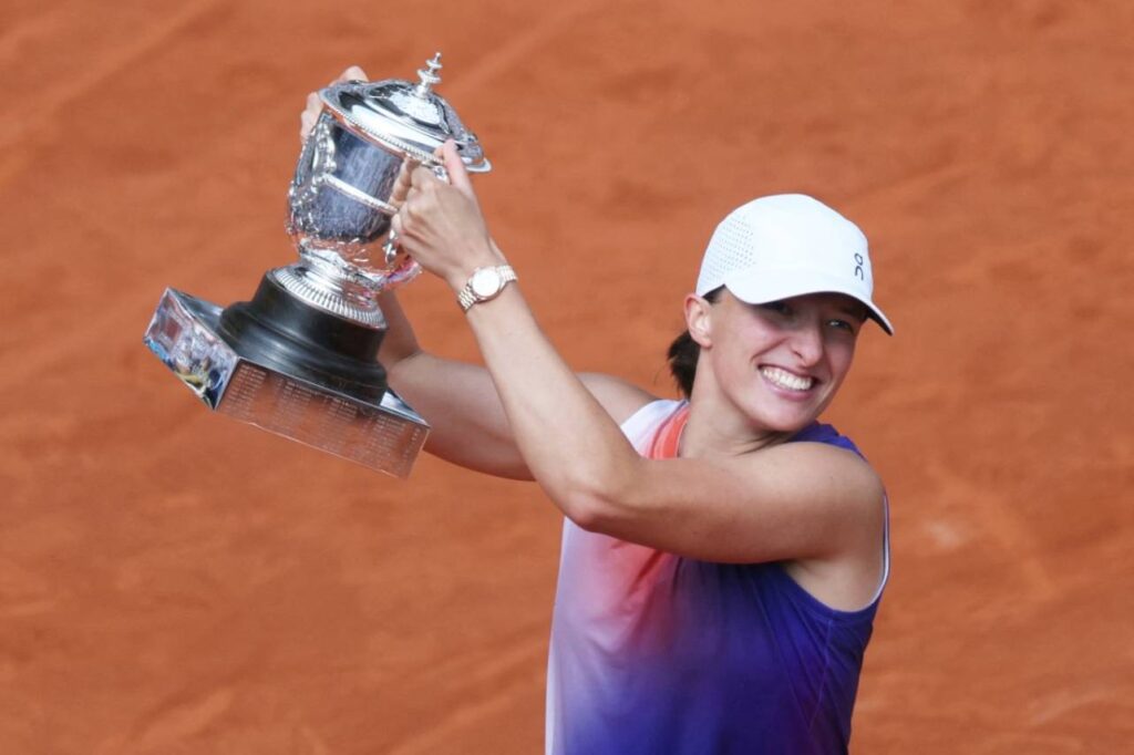 Iga Swiatek celebrando a sua 4ª conquista no saibro da França. Foto: ALAIN JOCARD/AFP