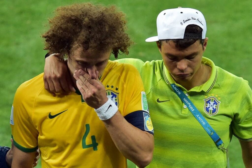 A Seleção Brasileira ficou marcada pela derrota, assim como o choro de David Luiz e Thiago Silva. Foto: GABRIEL BOUYS/AFP