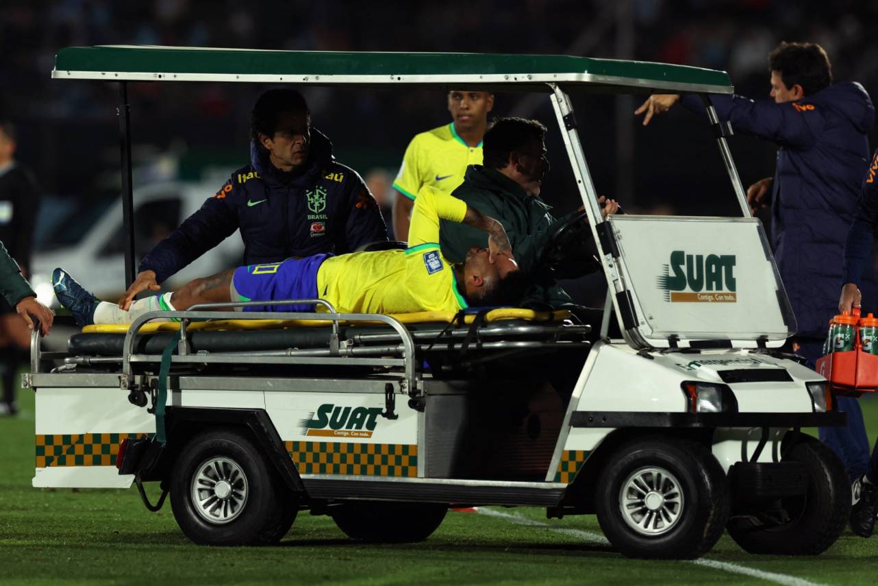 Neymar saiu lesionado da partida contra o Uruguai e segue em recuperaç]ao. Foto:PABLO PORCIUNCULA/AFP