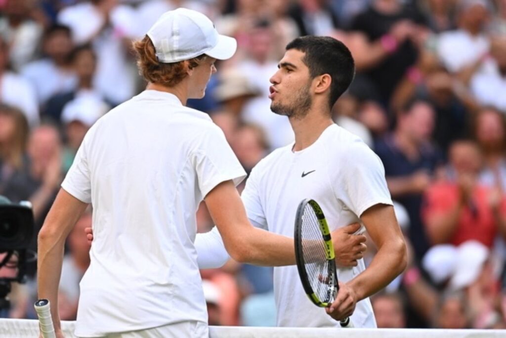 Tenistas Jannik Sinner e Carlos Alcaraz em jogo de Wimbledon 2022