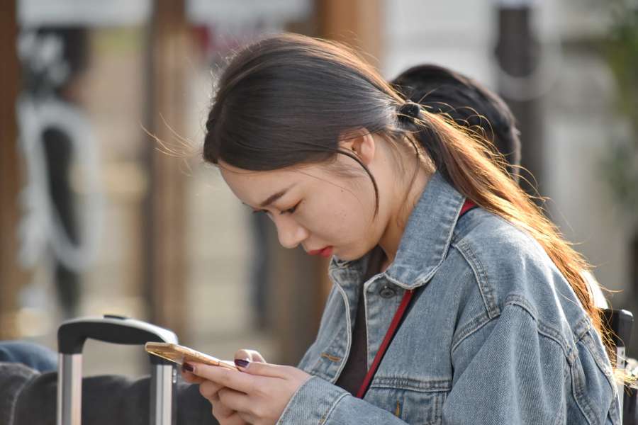 Mulher ao celular que poderia utilizar o modo ladrão