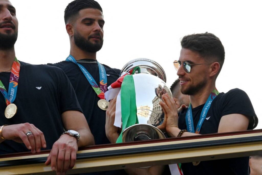 Os brasileiros naturalizados já venceram o troféu, exmeplo de Jorginho atual campeão. Foto: ANDREAS SOLARO/AFP