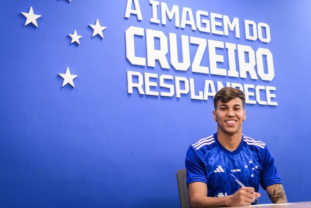 Atacante Kaio Jorge posa com camisa do Cruzeiro